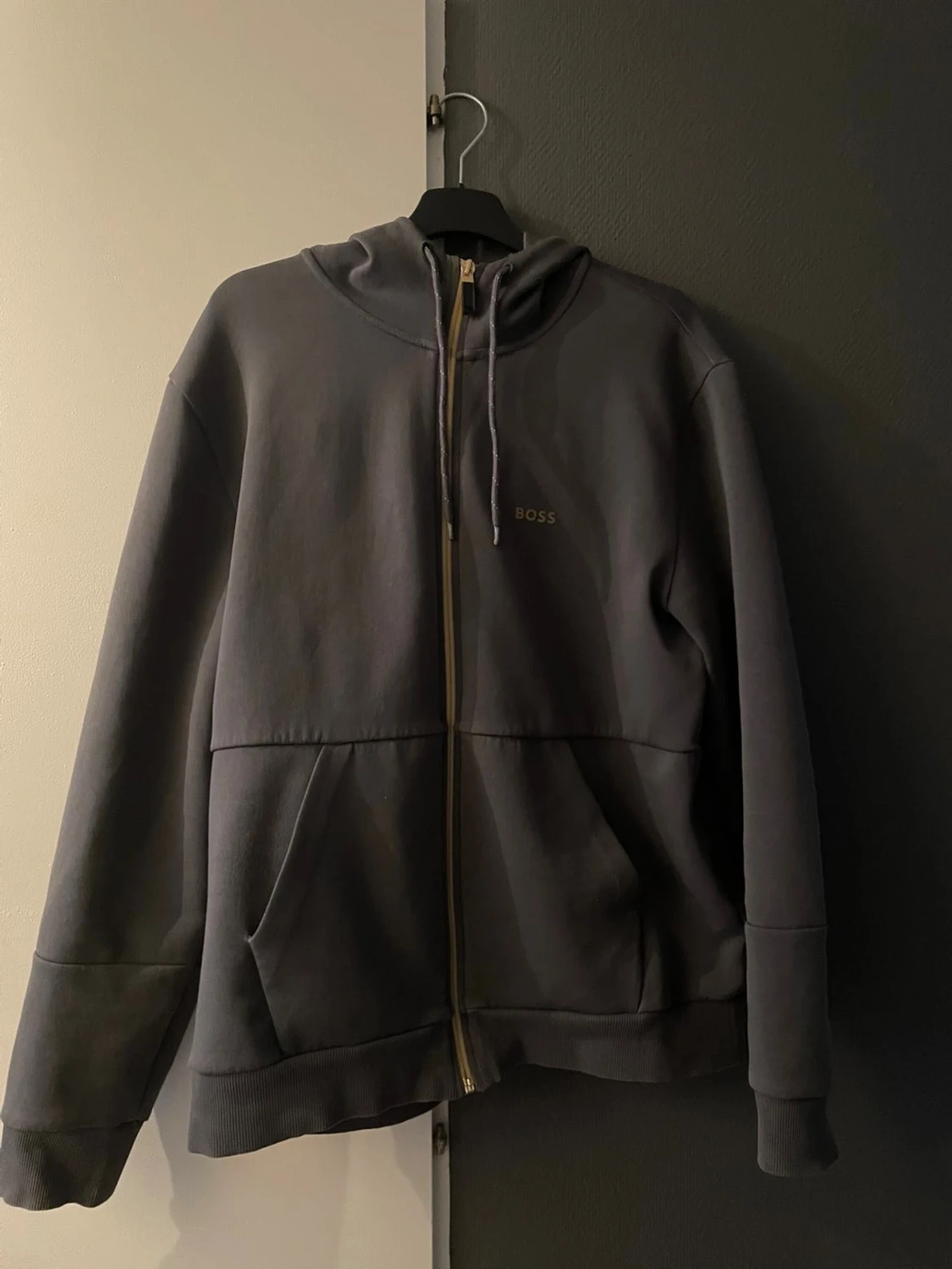 Mörkgrå hoodie från BOSS