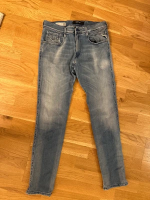 Replay Anbass Jeans  -  Replay Anbass jeans, storlek W31/L32. Använda men i gott skick!
