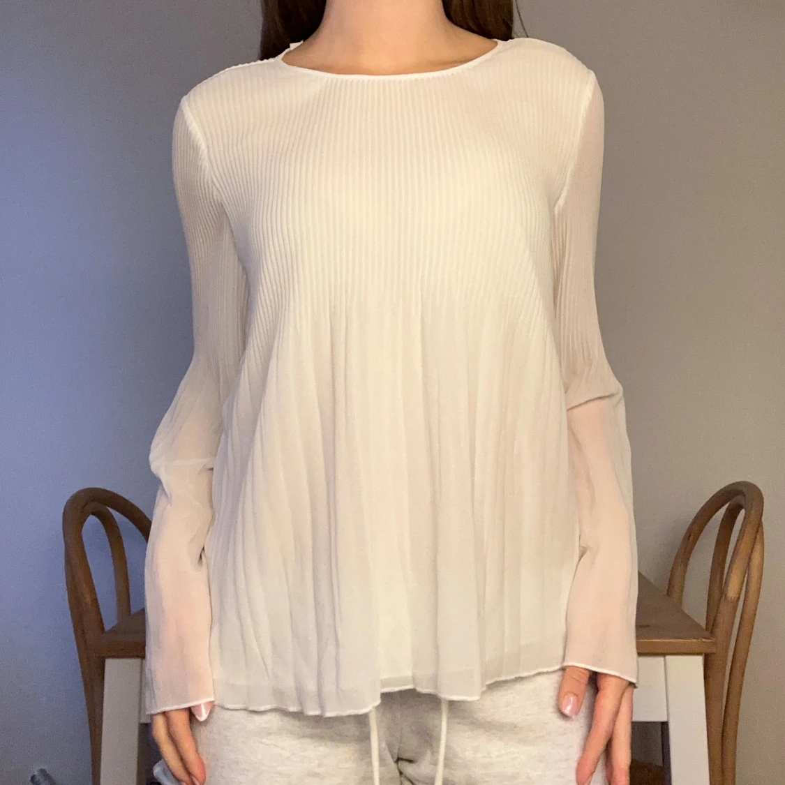 Vit plisserad blus med långa ärmar