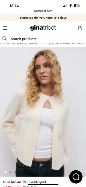 Vit stickad kofta från Gina Tricot - Vit stickad kofta  med rund halsringning och en enkel knapp framtill. Nypris 399 men säls inte längre❤️