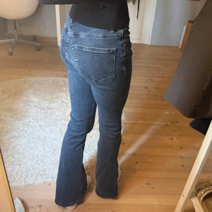 Lågmidjade bootcut jeans  - Snygga blå jeans från Ginatricot med klassisk femficksdesign och låg midja. Modellen har bootcut-ben som ger en schysst siluett och är tillverkade i mjukt jeanstyg. Jeansen är i bra skick och har inga defekter!