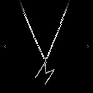 Maria Nilsdotter bokstav halsband ”E” - Maria Nilsdotter halsband i bokdtaven E längd 45cm. Lånade bilder skriv för fler!💕