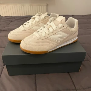 New Balence RC42 - Säljer nu mina feta New Balence sneakers! Dom är helt oanvänd och har ett nypris på ca 1200. Strolek 39,5, passar både männ och kvinnor. Om det finns några frågor är det bara att skriva!/Erik