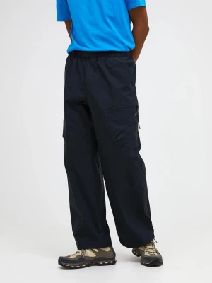 Svarta cargopants från Peak Performance - Snygga svarta cargopants från Peak Performance med bred passform och elastisk midja. Byxorna har stora fickor med dragkedja på sidorna och är gjorda i slitstark polyester. Perfekta för dig som gillar en loose och avslappnad stil.