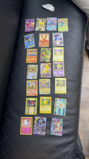 Pokémonkort samling - En färgstark samling Pokémonkort med både klassiska och moderna motiv, inklusive populära karaktärer som Pikachu, Electabuzz och Clefairy. Perfekt för dig som vill börja samla eller utöka din samling! Korten är i olika skick och flera har holografiska effekter. 1100 för allt eller om ni ser någon speciell skriv till mig:)