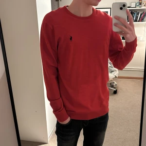Röd tröja från Polo Ralph Lauren - Röd långärmad tröja Ralph Lauren i mycket bra skick!    Storlek:S    Pris:499kr   Pris kan diskuteras, Skriv vid minsta fundering eller fråga! 
