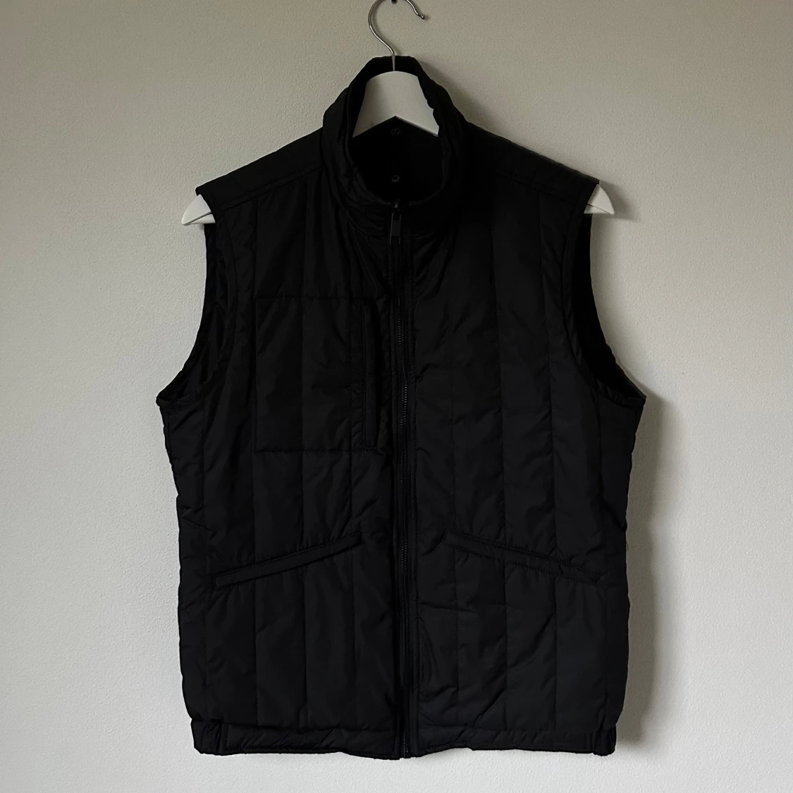 Svart quiltad dunväst från J.Lindeberg