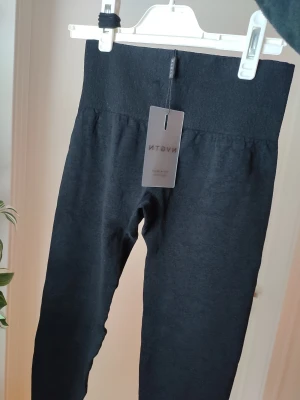 NVGTN Digital Seamless Leggings - Storlek S - Digital Seamless Leggings från NVGTN. Storlek S. Nya, aldrig använda med prislapp kvar! Helt slutsålda i svart på hemsidan. Dyra i inköp! Har som lite mönster i materialet, lite tjockare. Underbart stretchiga och sköna! Ord.pris 569kr UTAN frakt.