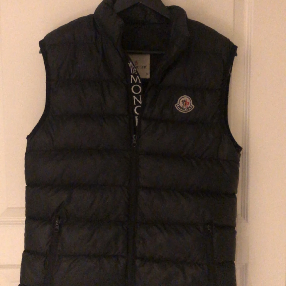 Svart dunväst från Moncler