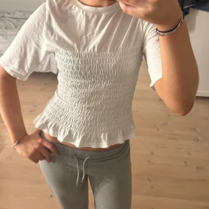 Topp med resår - Fin T-shirt med detaljer