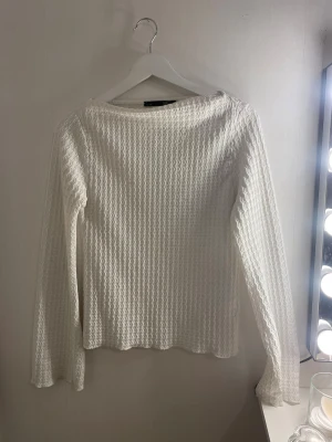 Vit långärmad ribbad tröja från Lager 157 - Säljer en vit långärmad tröja från Lager 157 med ribbad struktur och vågigt mönster. Tröjan är använd fåtal gånger och alldeles som ny! 