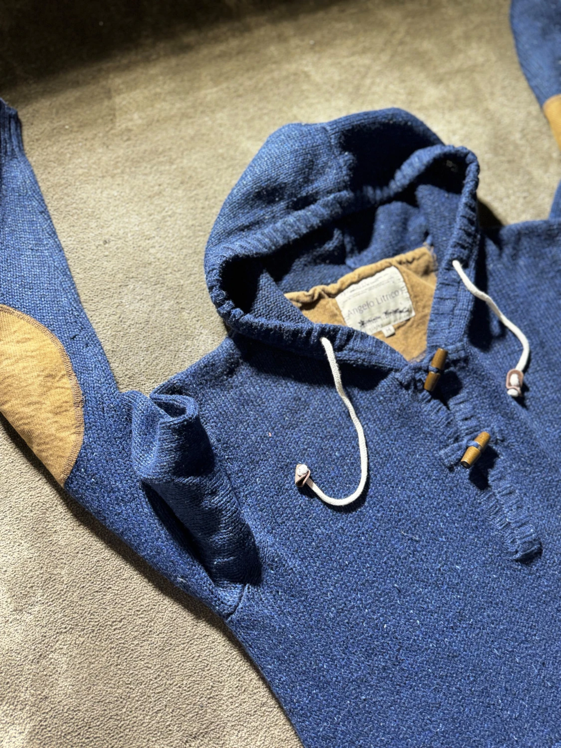 Blå hoodie med snörning från Angelo Litrico