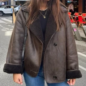 Brun pälsjacka i skinnlook - Brun jacka från Zara som är helt slutsåld..