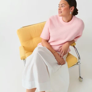 Rosa kortärmad stickad tröja  - Säljer min rosa stickad tröja som knappt är använd, är i ett mycket bra skick💗