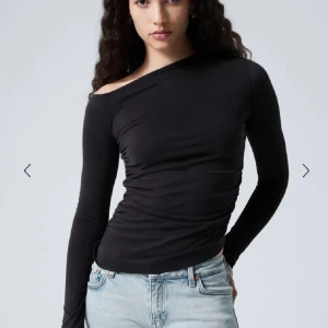 Svart oneshoulder topp med lång ärm - Snygg svart oneshoulder topp med lång ärm och tight passform. Aldig använd 