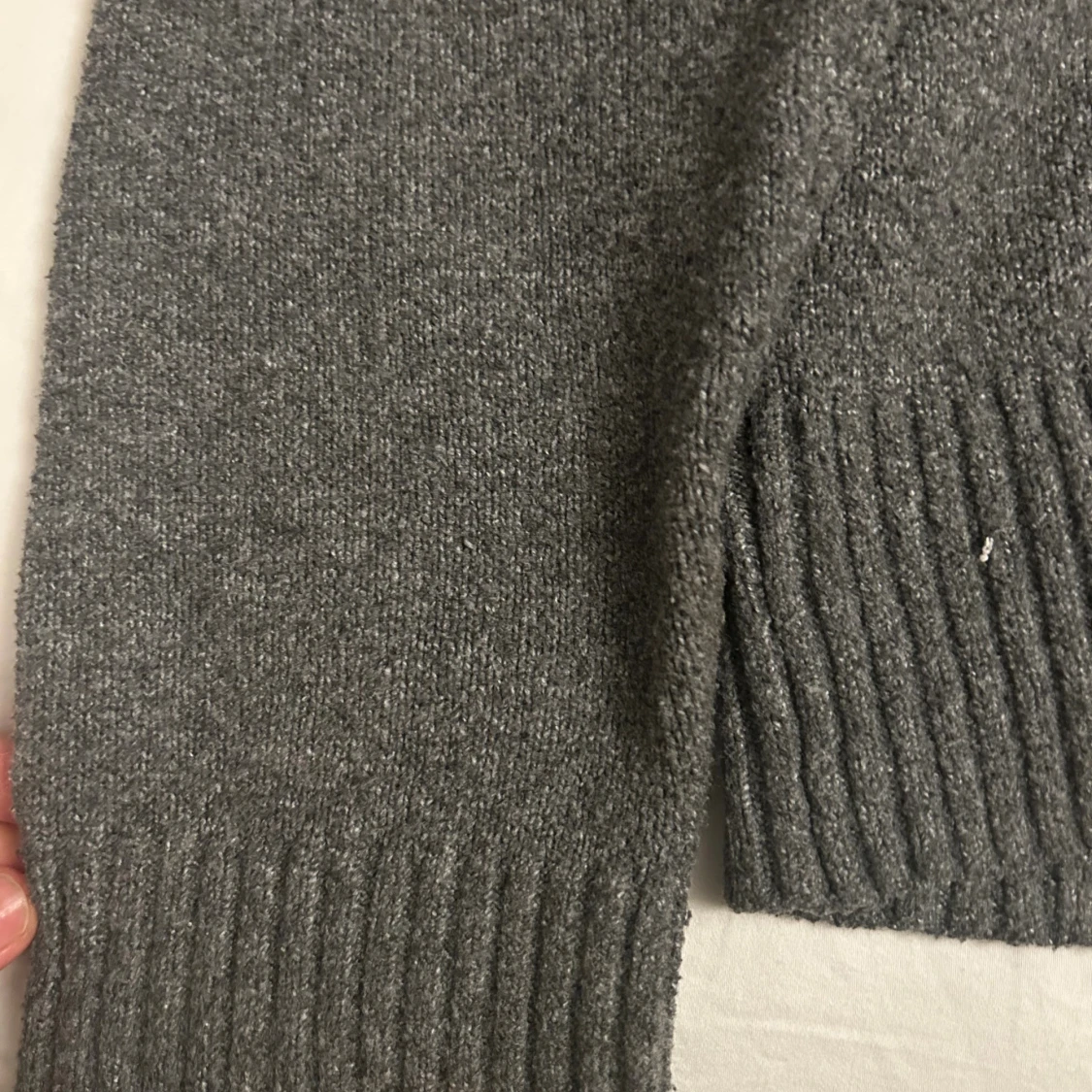Mörkgrå stickad v-ringad tröja  - 3