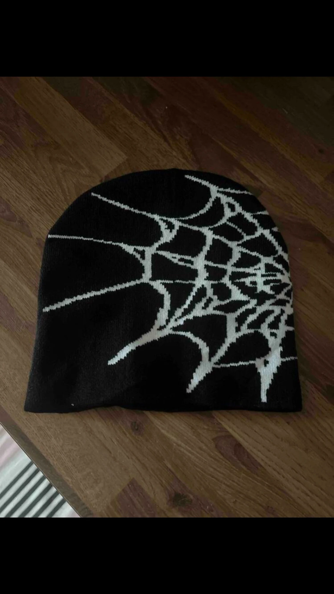 Svart mössa med spindelnätsmönster - 2