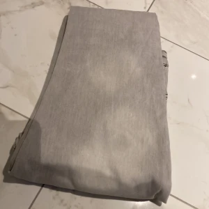 Grå jeansbyxor från LAB Industries - Snygga grå jeansbyxor från LAB Industries i relaxed fit med svarta kontrastsömmar och klassiska fem fickor. Modellen Bill/Relaxed Fit ger en loose och chill vibe. Perfekt för dig som gillar bekväma och stilrena jeans.