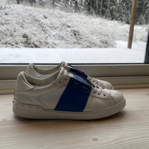 Valentino open  - ~Ett par väldigt snygga och eftertraktade valentino Open skor~snyggaste och mest eftertraktade blå färgen~skick 8/10, de har få tecken på använding~endast lite slitna inuti men är något som varken syns eller märks vid använding~självklart 100% äkta (går att se på bild 4)~medföljer dustbag vid köp~storlek 42 men passar 43 också~nypris 7200:- mitt pris endast 2400:-~vid frågor eller funderingar är det bara att höra av sig!