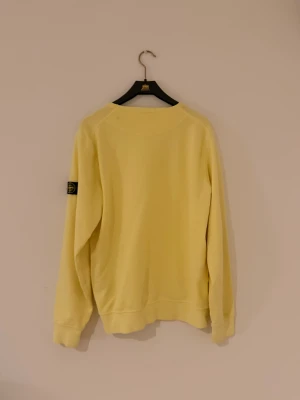 Stone Island sweatshirt  - Säljer nu min tröja då jag har växt ur den. Den är i nyskick då jag inte hunnit andvända den mycket alls. Skulle säga att den passar folk som är mellan 165 till 173