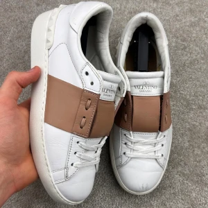 Valentino open beige - Valentino open beige | Skick 8-9/10 | Strl 36 | Pris 1799 kr | Tillbehör: Inget | Innersulor saknas | Hör av dig om du undrar något!