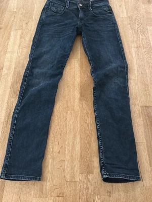 Replay anbass - Tjena! Säljer ett par riktigt stilrena jeans från replay i storlek 27 30. De är slim fit. Riktigt snygg blå färg. Toppen skick! Hör av er vid frågor och funderingar!😁👍