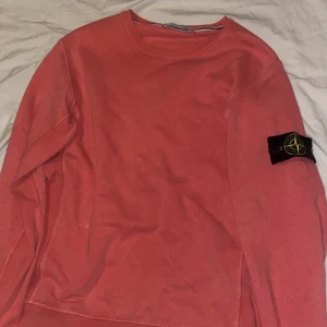 Stone Island tröja  - Säljer en fin o fräsch stone Island tröja i storlek S, säljer den pga att jag inte använder den. Har ni några frågor så är det bara o höra av sig!