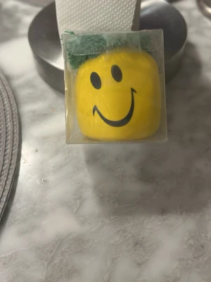 Anti-stress boll som gör en mindre stressad i gul - Bilden visar en Anti-stress boll som gör en mindre stressad 😣 Den är gul och är en glad min på sig alltid!😄