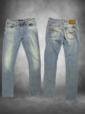 Ljusblå jeans från Nudie Jeans - 30/32 mått: midja 36cm längd 96cm Benöppning 16cm