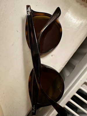 Bruna Ray-Ban solglasögon Wayfarer - är Ray-Ban RB4305 710/73 (storlek 53–19, skalmlängd 145, lins 3N).