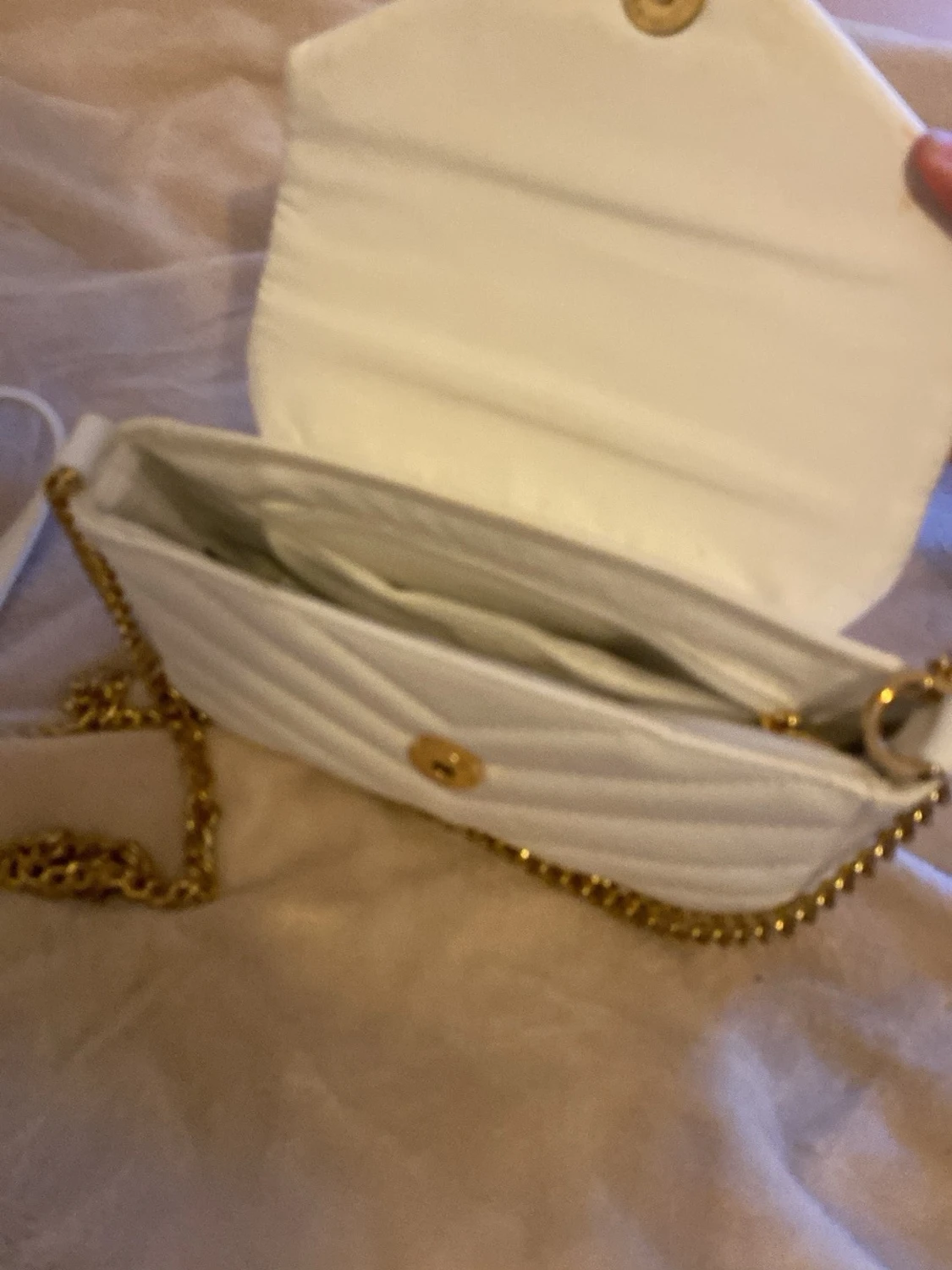 Vit quiltad axelväska med guldkedja - 2