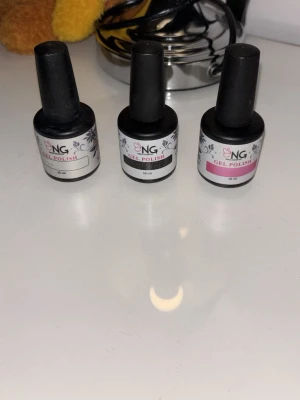 NG Gel Polish - Gel polish från NagelGiganten. Svart, nude pink och vit. Nästan som nya. Nypris: 125kr/styck. Säljer för 70kr styck. Alla tre för 200kr.