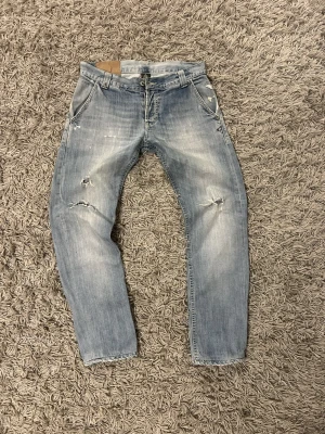 Dondue jeans W30 - Säljer ett par riktigt feta dondup jeans🔥| Storlek 30W | Passform slim/straight fit skulle jag säga | Pris går att diskutera | Fråga gärna om du har några frågor |🙌🙌🙌