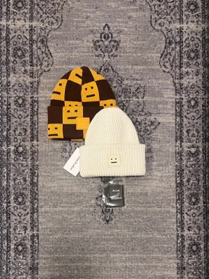 2 Acne Studios mössor - Säljer mina acne studios mössor, skriv vid frågor, priset är förhandlingsbart vid snabb affär och kan skicka direkt efter köpet 😊  Passar både män och kvinnor 😀