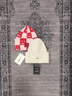 2 Acne Studios mössor - Säljer mina acne studios mössor, skriv vid frågor, priset är förhandlingsbart vid snabb affär och kan skicka direkt efter köpet 😊  Passar både män och kvinnor 😀