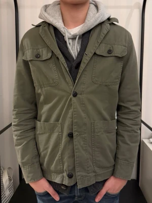 Overshirt - Hm overshirt - storlek xs - skick 8/10 - killen på bilden är 173 - fler frågor? Kontakta mig