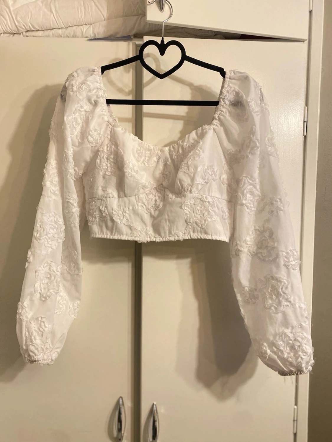 Vit croppad blus med broderade blommor - 1