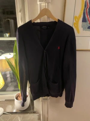 Ralph Lauren Cardigan  - Tja! Säljer nu denna riktigt feta Ralph Lauren Cardigan. Skicket på denna är ganska bra då den är använd men väl omhändertagen. Kom gärna med frågor eller bud! 