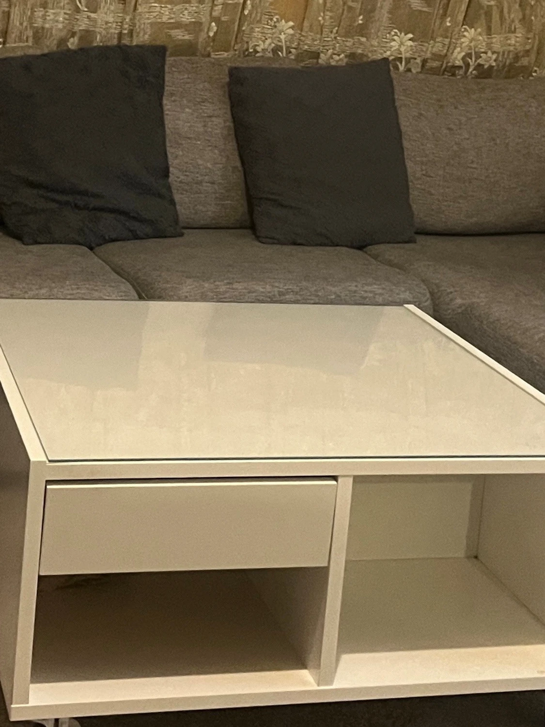 Grå Soffa och vittbord med hjul - 2