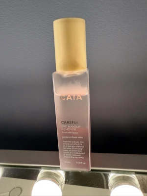 CAIA Careful Eye Makeup Remover - Säljer en eye makeup remover. Den är knappt använd, pris kan diskuteras❤️