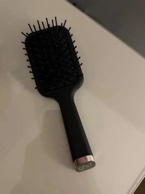 Ghd all rounder mini paddle brush - Säljer en ghd all rounder mini paddle brush. Den är i mycket fint skick eftersom den endast är använd ett fåtal gånger. Storleken gör att den passar perfekt i väskan, necessären eller i skåpet. Bra kvalitet och borstar igenom tjockt hår utan problem. Nypris: 309 kr. Hör gärna av dig vid frågor❤️