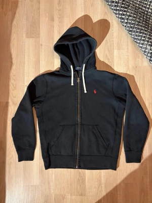 Ralph Lauren zip hoodie  - Tjena! Säljer nu denna zip hoodie från Ralph lauren! Tröjan är i utmärkt skick förutom att den är nopprig på insidan, men inget som syns när den sitter på! Hör av er vid frågor och funderingar🙌