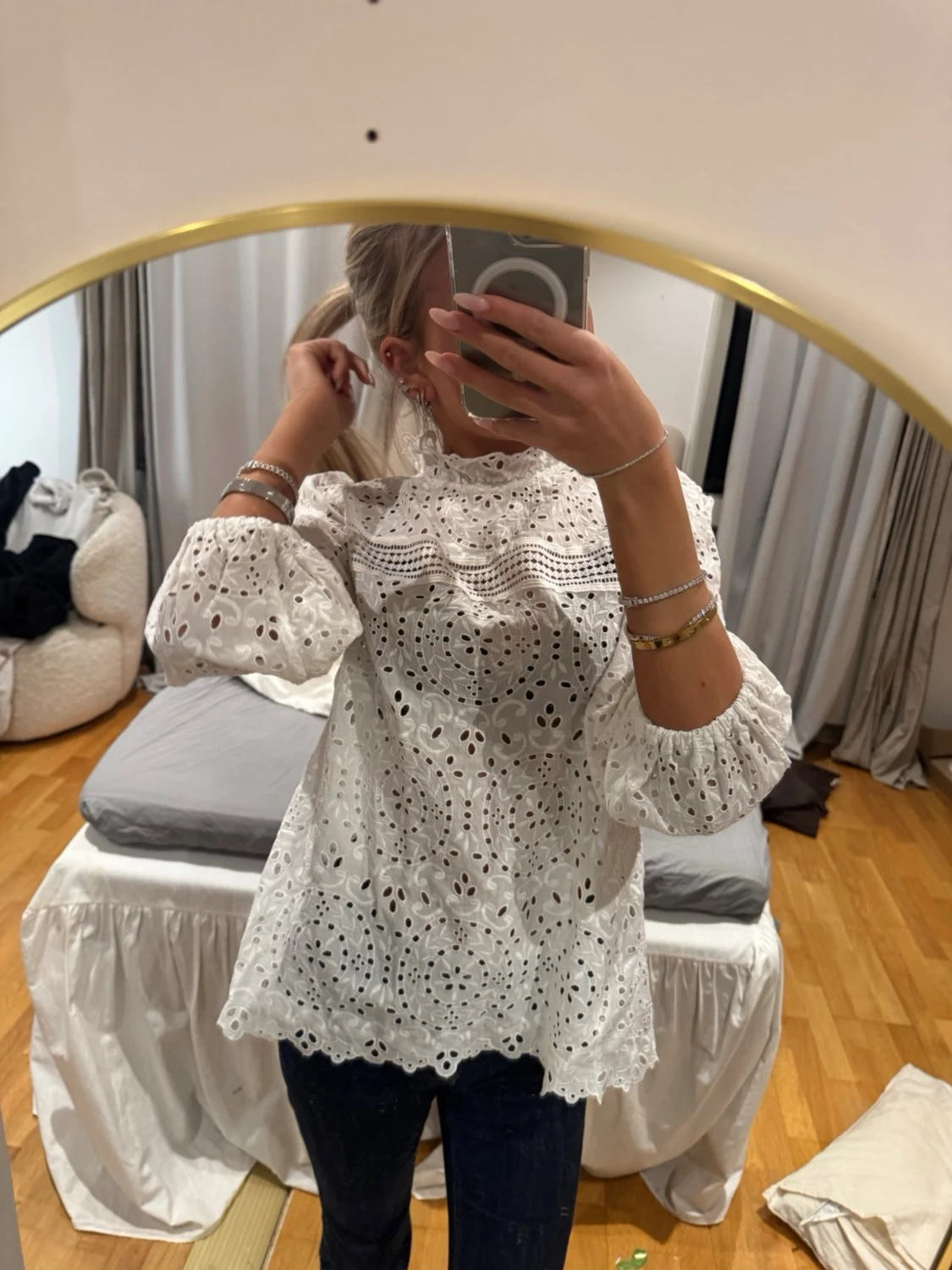 Vit broderad blus med volang - 1