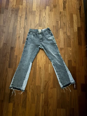 Gallery dept fleard jeans - Gallery dept fleard jeans                                                   Aldrig använt/nytt skick                                                   Stl S/ Midja 28 Längd 32                                           Är öppen för bud 