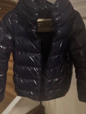 Herno Jacka - Säljer min super fina marinblå herno jacka!! Den funkar som en höst/vår jacka. Den är storlek 38 IT och passar alltså som XS. Säljer den för att jag vill köpa en annan färg💕💕