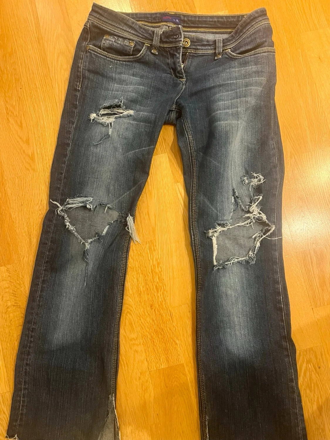 Mörkblå bootcut jeans med slitningar - 2