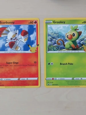  Jumbo Pokémonkort Scorbunny & Grookey - Två Jumbo Pokémonkort: Scorbunny  och Grookey. 1 kort - 30 kr