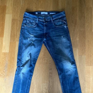 Replay Jeans - Säljer dessa extremt feta Replay anbass jeansen med slitningar. Storlek 32x32 - slim fit. Inga defekter eller fläckar. 