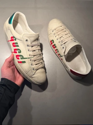 Gucci Skor - ‼️VI TAR INGA BYTEN‼️ Gucci ”Ace” Sneakers | Skick: 8,5/10 | Storlek UK 6 motsvarar 40-41  | Tillkommer kort vid köp! | Frakt sker inom 24 timmar efter köp 📦💨 | Hör av dig vid minsta fråga eller fundering 💭