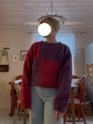 Hemstickad tröja  - Hemstickad tröja. Tröjan har rund halsringning och långa ärmar med avslappnad passform. Går bra att tvätta i 30🤍☕️